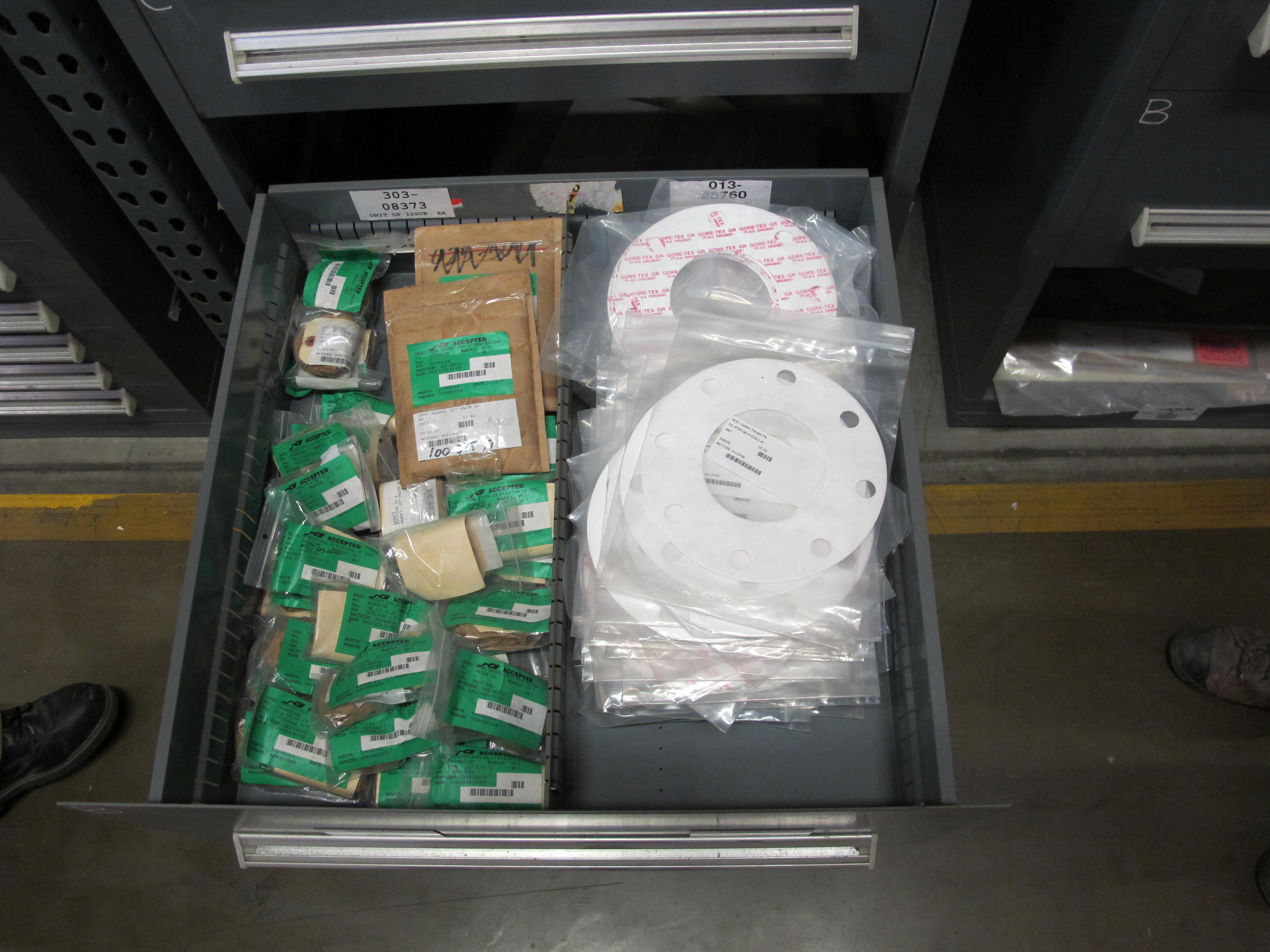 STANLEY VIDMAR HEAVY DUTY 5-DRAWER PARTS CABINET W/ CONTENTS (W-50) LOADING & HANDLING FEE $25-